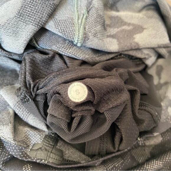 Lululemon Mens Surge Camo Shorts Gray size small Lined - Picture 7 of 7